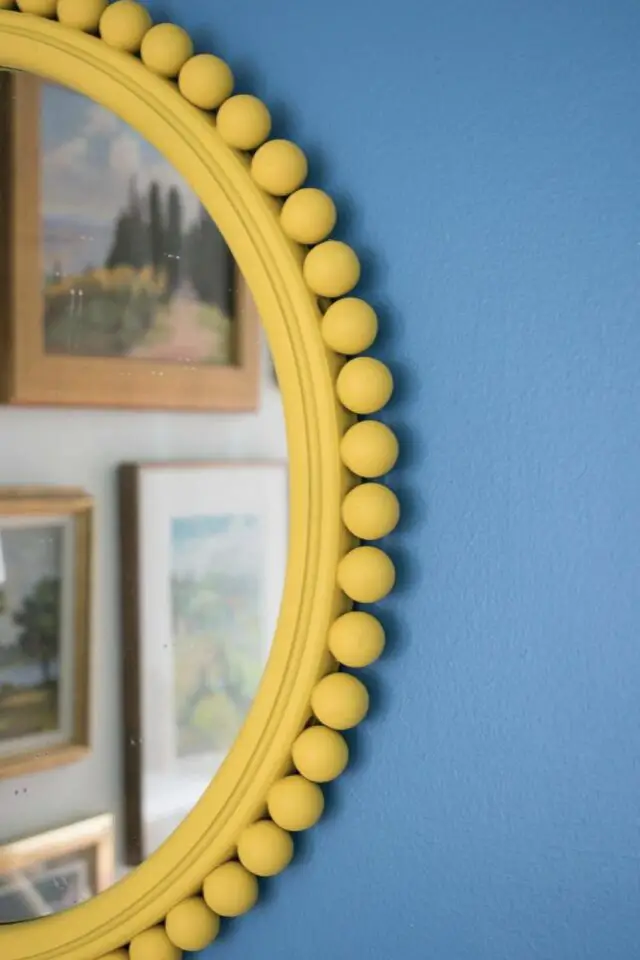 bricolage déco DIY chambre à coucher relooking miroir boules en bois et peinture 