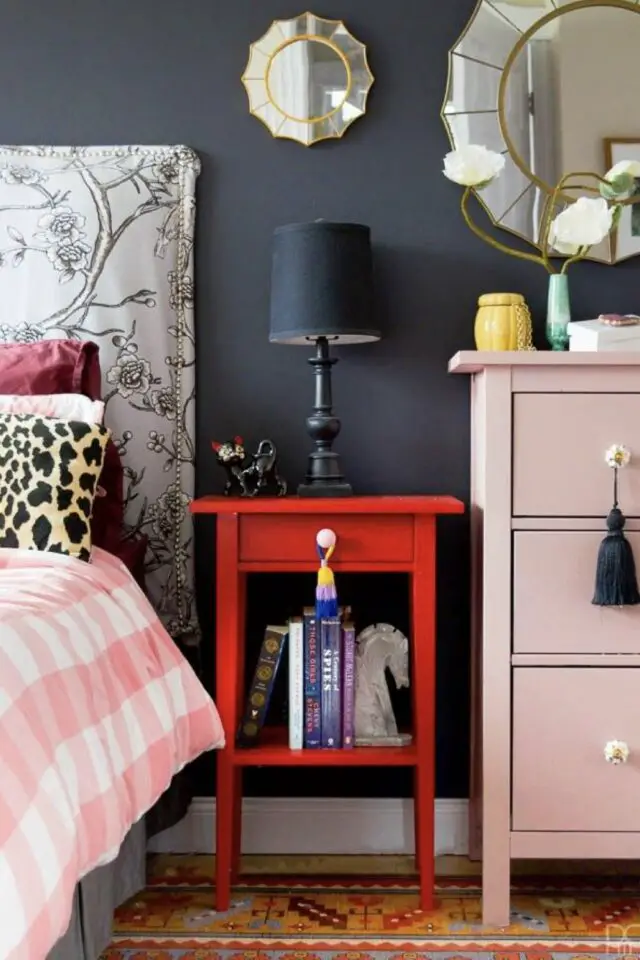 décoration chambre à coucher DIY bricolage facile à faire soi-même peinture table de chevet en bois couleur contraste mur rouge 