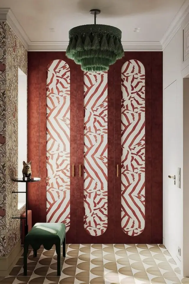 porte dressing chambre adulte relooking peinture à effet et papier peint zébré coloris chaud 
