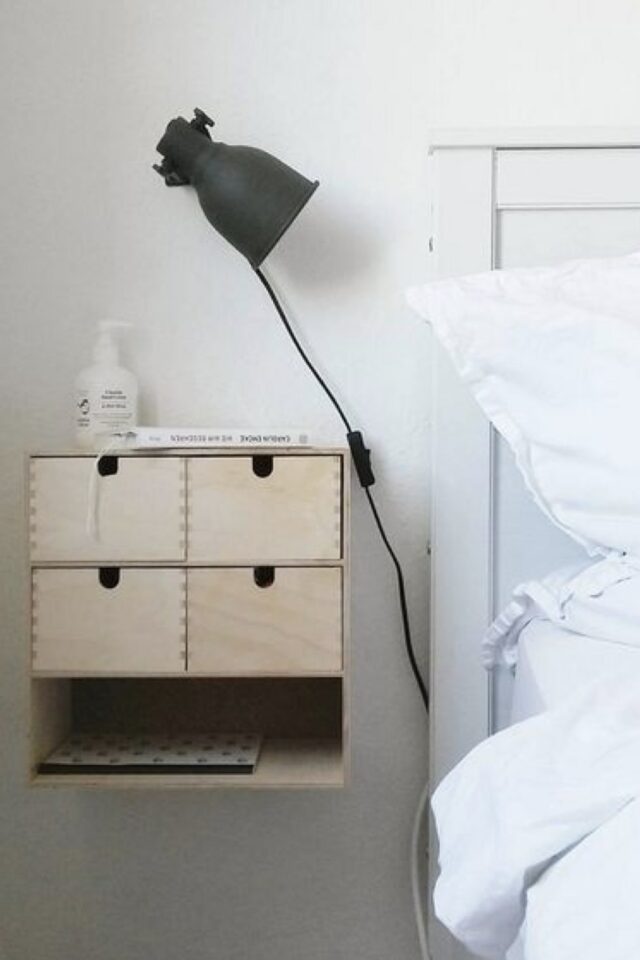 IKEA hack chambre adulte bricolage à faire soi-même petit rangement en bois accroché au mur en guise de table de chevet 