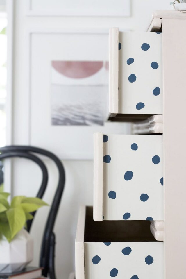 décoration DIY chambre adulte idée facile pois peint côté commode tiroir 