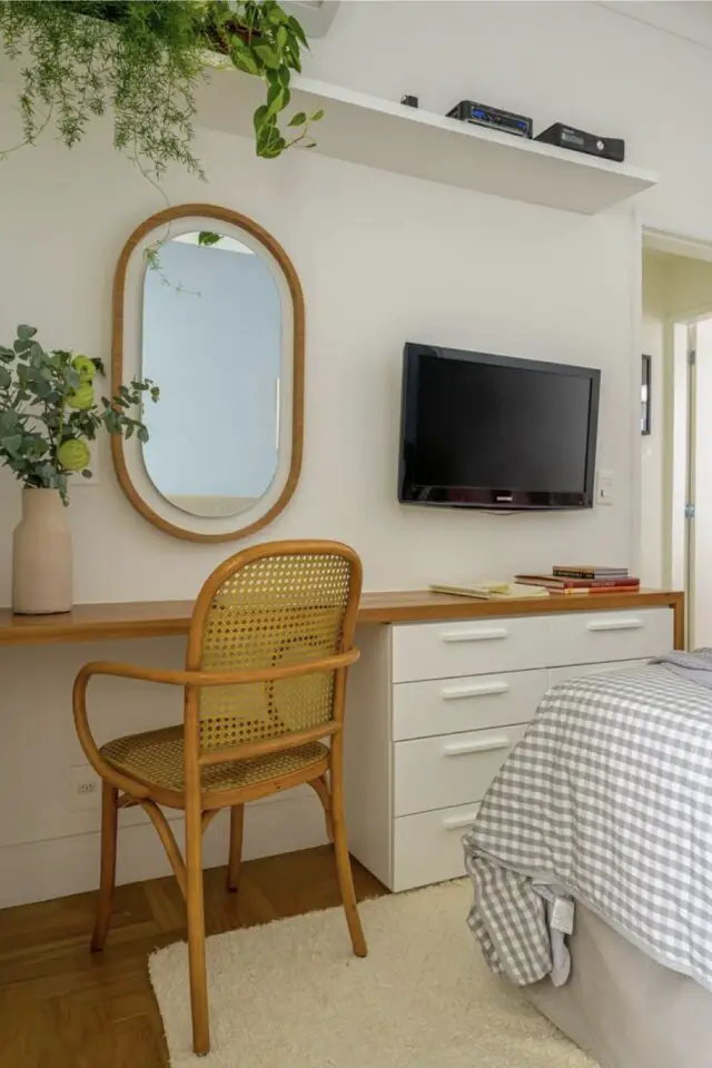 Petite télé chambre mural accroché au dessus commode coiffeuse miroir ovale étagère blanche en hauteur 