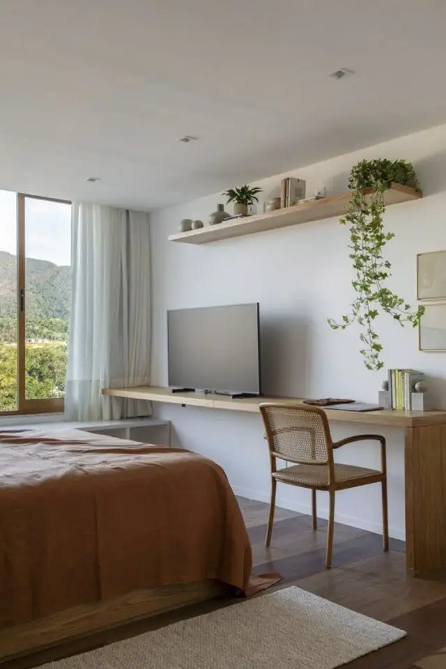 décoration chambre parentale écran de télévision posée sur un meuble sur-mesure en bois bureau contre le mur 