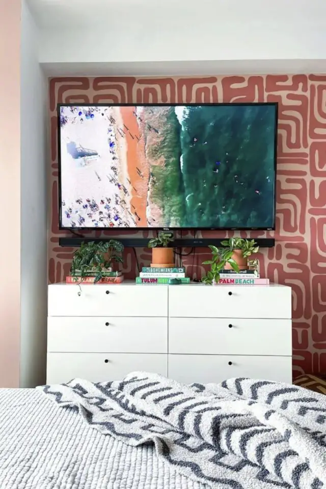 Déco mur TV papier peint moderne motif abstrait terracotta sur fond rose corail renfoncement 