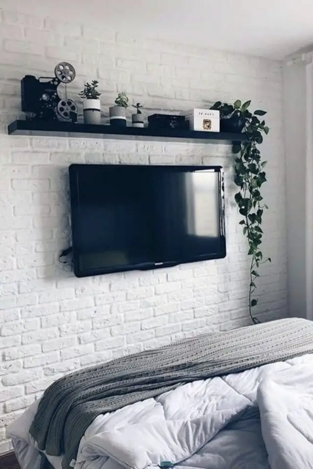 Habillage du mur derrière l'écran de télévision papier peint effet briques blanches étagères noire inspiration minimaliste cosy 