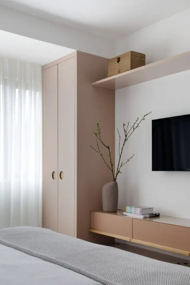 Mobilier sur mesure et écran de TV dans la chambre idée simple et moderne meuble coloré mur blanc ambiance douce