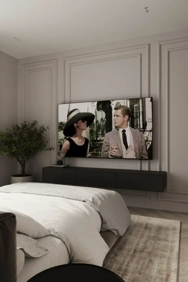 mur TV chambre à coucher avec moulures peintes en ton sur ton ambiance chic et luxueuse meuble mural bas 