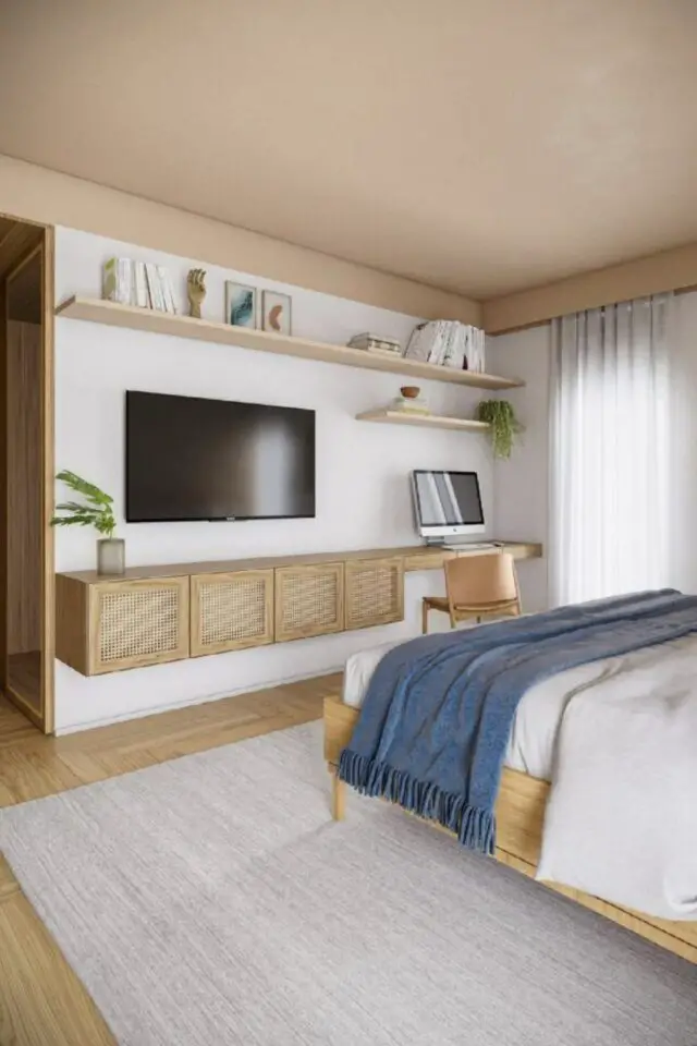 chambre parentale mur TV décoration couleur neutre et meubles en bois clair ambiance moderne et lumineuse 