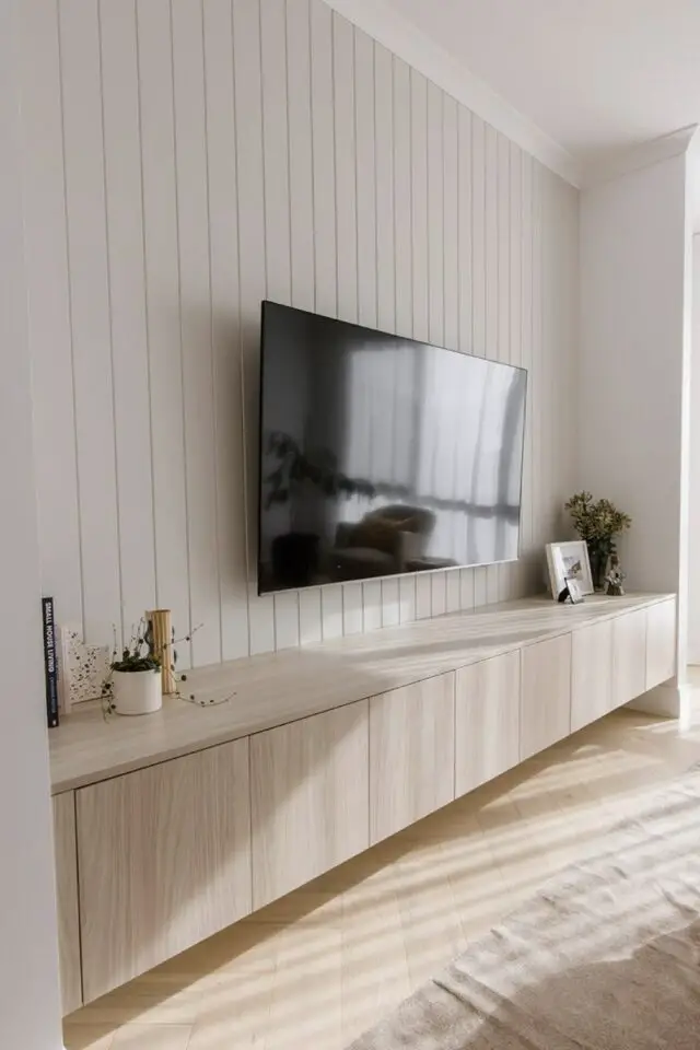 chambre à coucher télévision murale accrochée sur du lambris clair décoration simple et lumineuse 