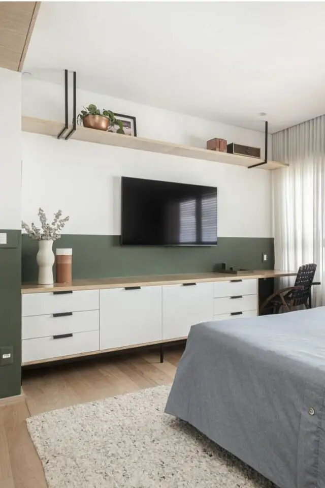 mur TV mural chambre adulte simple et moderne soubassement couleur vert haut du mur blanc grand meuble de rangement avec bureau sur-mesure 