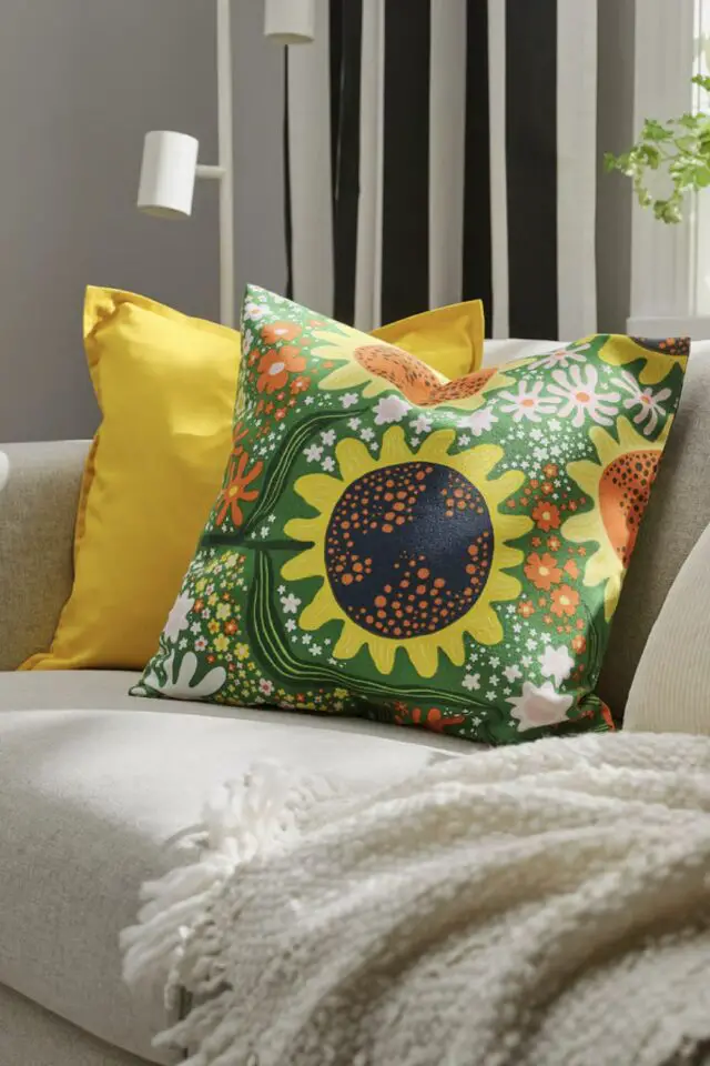 housse de coussin fond vert imprimé floral décoration salon IKEA style dopamine decor housse de coussin fond vert imprimé floral décoration salon IKEA style dopamine decor
