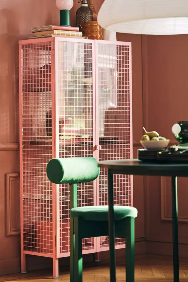 Chaise, vert vif décoration salle à manger dopamine decor idées IKEA vitrine moderne rose clair Chaise, vert vif décoration salle à manger dopamine decor idées IKEA vitrine moderne rose clair