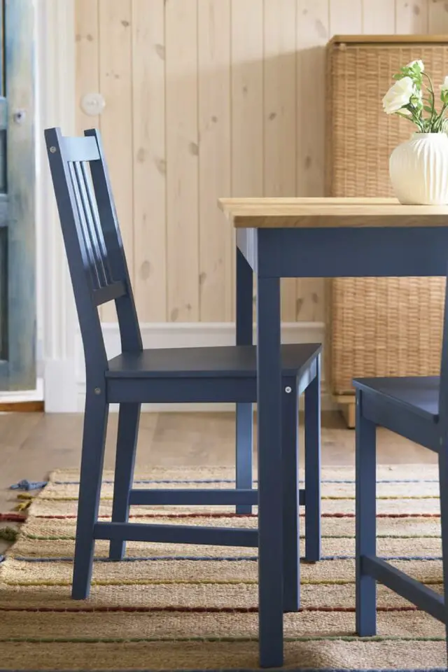 Ensemble table et 4 chaises pin et bleu PINNTORP salle à manger touche de couleur mobilier IKEA Ensemble table et 4 chaises pin et bleu PINNTORP salle à manger touche de couleur mobilier IKEA