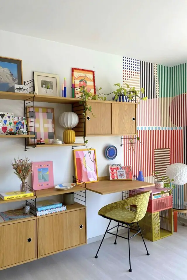bureau à domicile exemple organisation espace de travail rangement pratique meuble vintage mural papier peint coloré style dopamine decor 