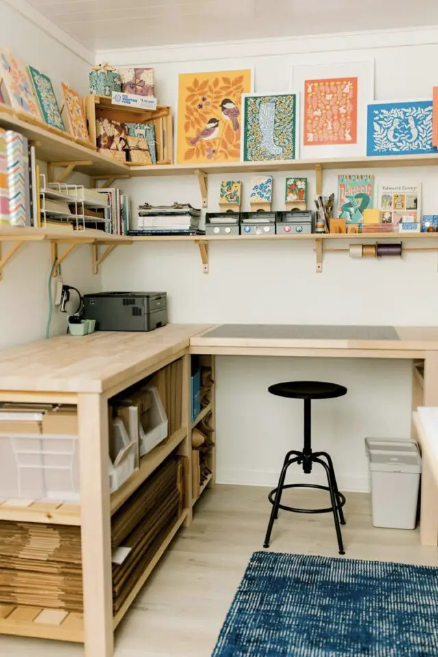 bureau d'angle espace de travail à domicile organisation sur étagères plan libre avec imprimante 