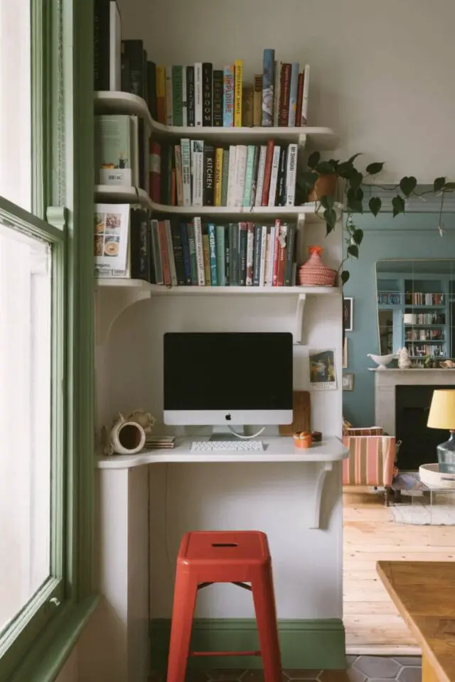 organisation petit bureau à domicile pan de mur dans la salle à manger étagères sur mesure au dessus de l'écran d'ordinateur 