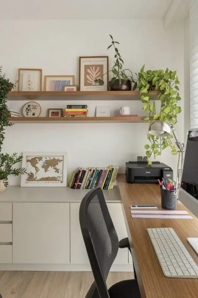 bureau professionnel à domicile organisation espace de travail étagères meuble de rangement espace agréable et lumineux 