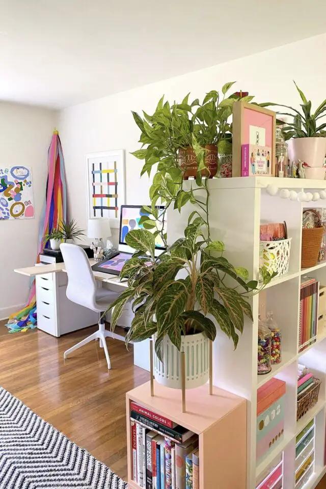 séparer bureau et pièce de vie meuble IKEA bibliothèque organisation de l'espace pour créer un cadre agréable pour travailler 