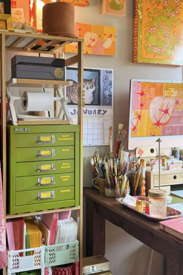 organisation rangement exemple bureau à domicile étagère ouverte paniers colorés en plastique pots à crayon 