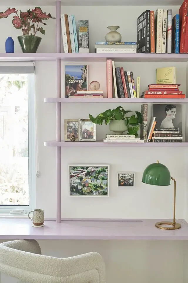 organisation bureau à domicile moderne meuble sur-mesure couleur violet parme étagères rangement pan de mur à côté de la fenêtre 