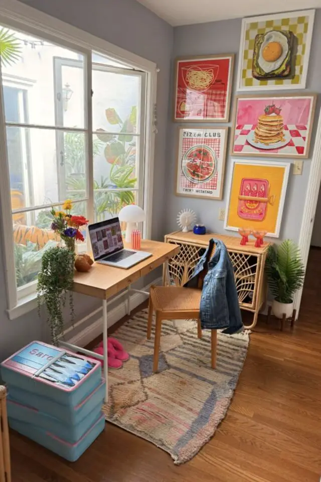 bureau à la maison idée organiser espace petit meuble de rangement face à la fenêtre déco murale créative et colorée 