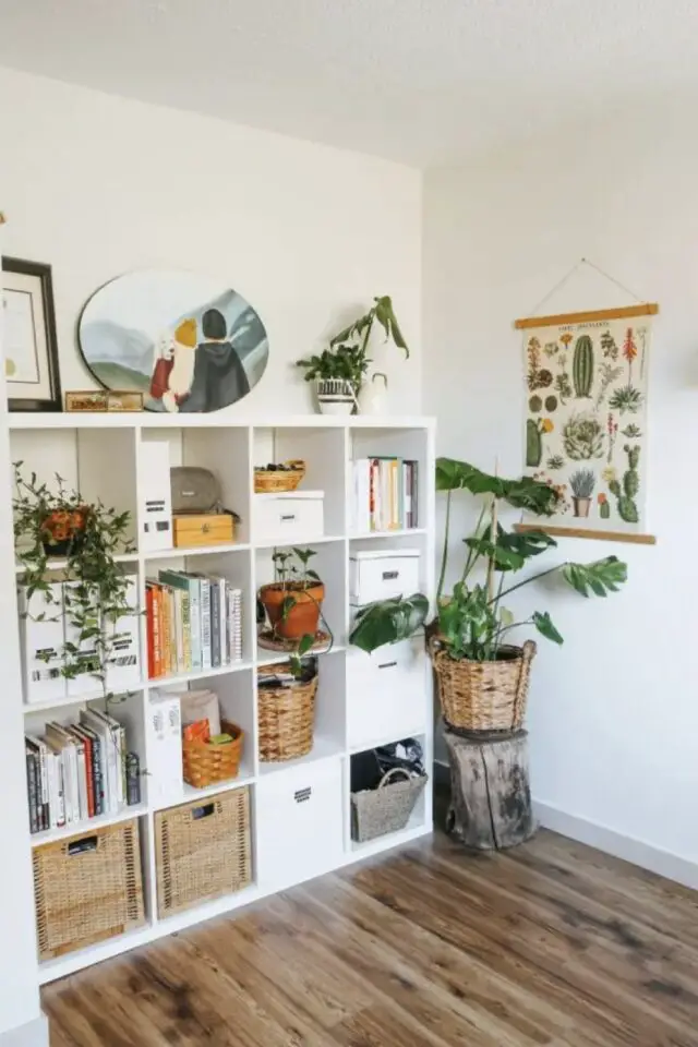 organiser bureau à la maison meuble IKEA blanc rangement panier boites classeurs aménagement pan de mur qui ne prend pas beaucoup de place pas besoin de percer plantes vertes 