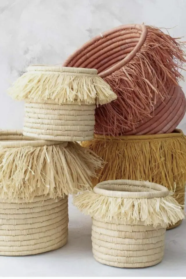 panier déco en fibres végétales tressées relooké avec du raphia naturel et coloré inspiration ambiance bohème panier déco en fibres végétales tressées relooké avec du raphia naturel et coloré inspiration ambiance bohème