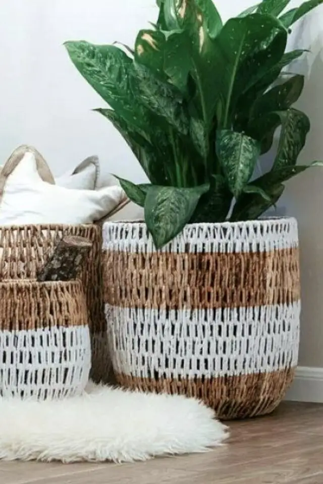 relooking panier tressé peinture blanche idée cache-pot plantes vertes d'intérieur relooking panier tressé peinture blanche idée cache-pot plantes vertes d'intérieur