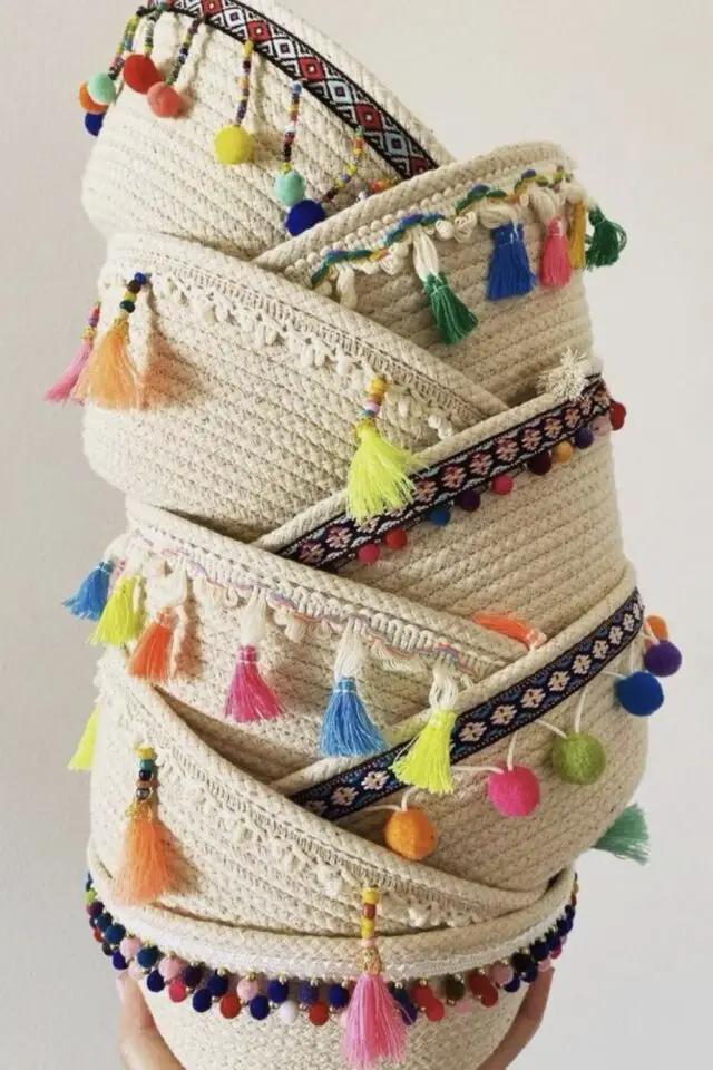 idée DIY relooking panier tressé avec pompons coloré et boules en feutrine idée DIY relooking panier tressé avec pompons coloré et boules en feutrine
