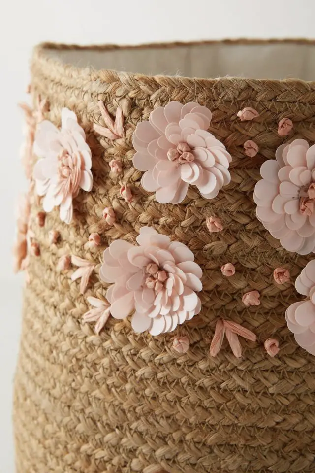 inspiration déco DIY panier customisé avec des fleurs artificielle loisir créatif pour adulte inspiration déco DIY panier customisé avec des fleurs artificielle loisir créatif pour adulte
