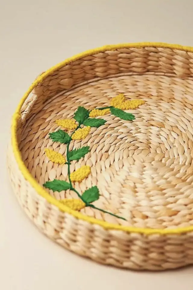 petit panier plat en fibres végétales tressées motif brodé simple jaune et verre idée DIY petit panier plat en fibres végétales tressées motif brodé simple jaune et verre idée DIY