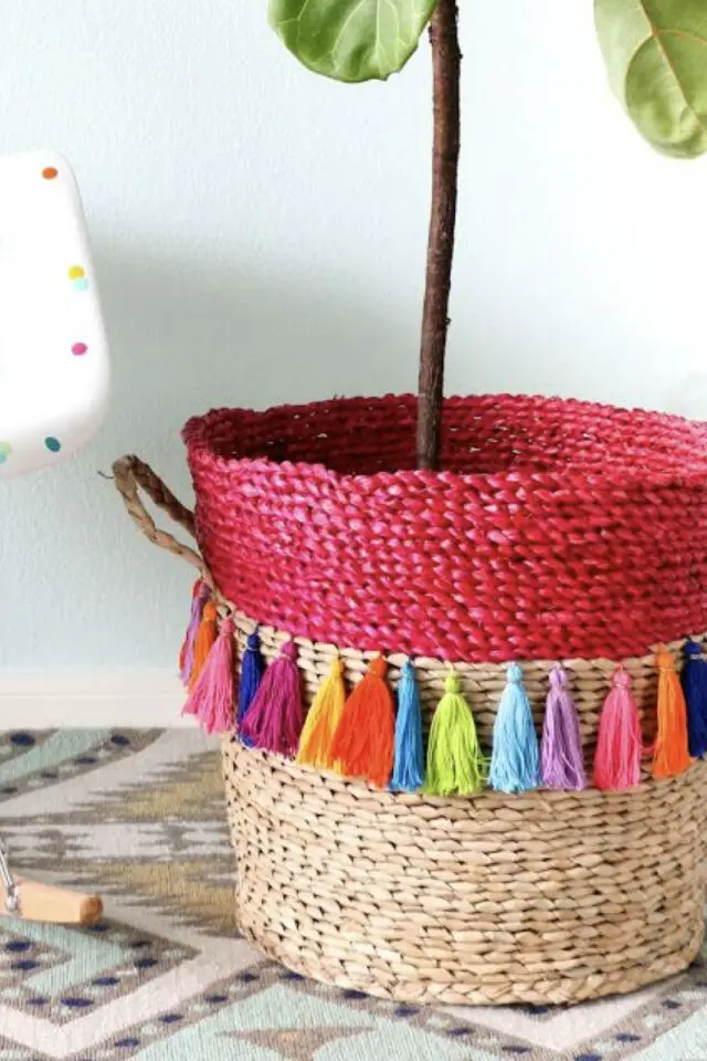 inspiration DIY déco panier moderne relooké peinture et pompons multicolores cache pot dopamine décor inspiration DIY déco panier moderne relooké peinture et pompons multicolores cache pot dopamine décor
