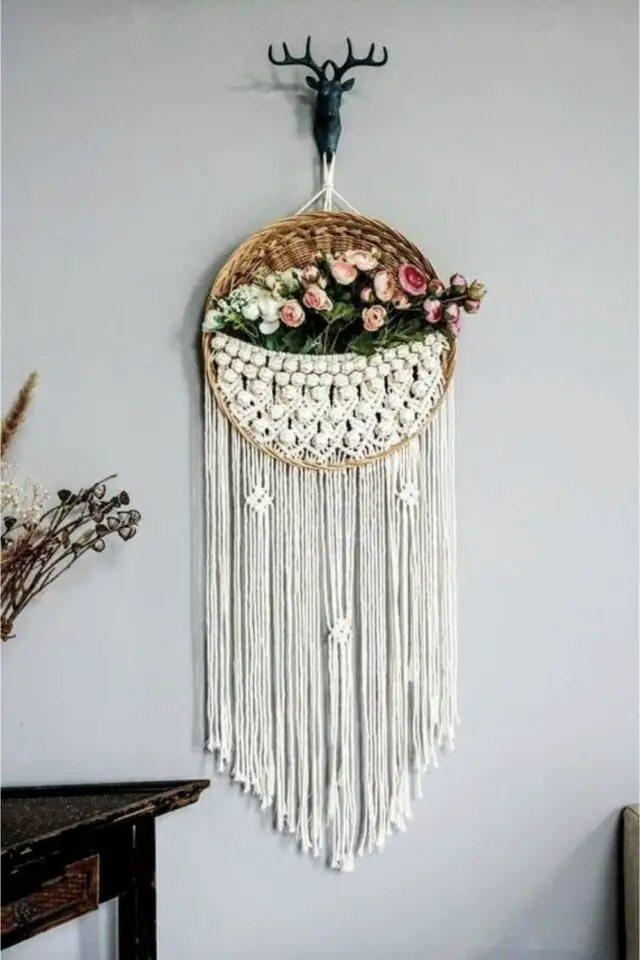décoration poétique à faire soi-même relooking panier plat avec macramé et petite fleurs idée déco mur DIY décoration poétique à faire soi-même relooking panier plat avec macramé et petite fleurs idée déco mur DIY