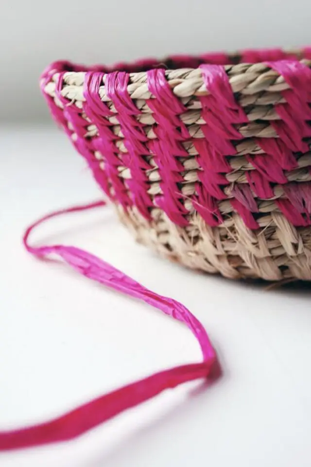 relooker un panier avec du raphia coloré idée facile à copier relooker un panier avec du raphia coloré idée facile à copier