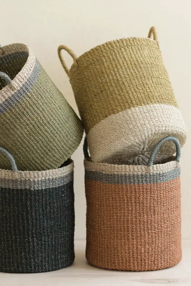 peindre de plusieurs couleurs un panier en fibres végétales tressées idée relooking déco facile peindre de plusieurs couleurs un panier en fibres végétales tressées idée relooking déco facile