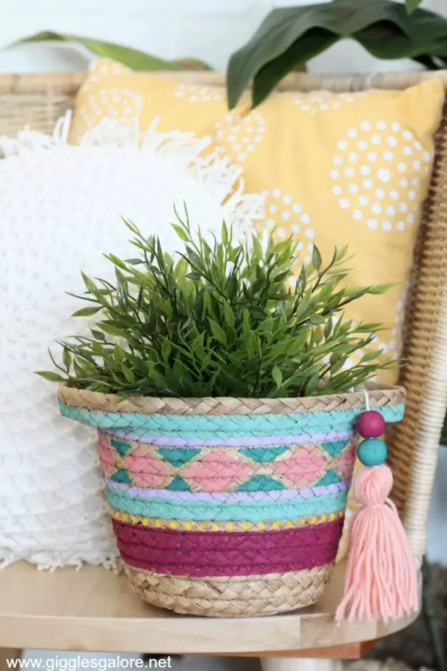 relooker panier cache-pot avec de la peinture et pompons bricolage à faire soi-même idée décoration moderne relooker panier cache-pot avec de la peinture et pompons bricolage à faire soi-même idée décoration moderne
