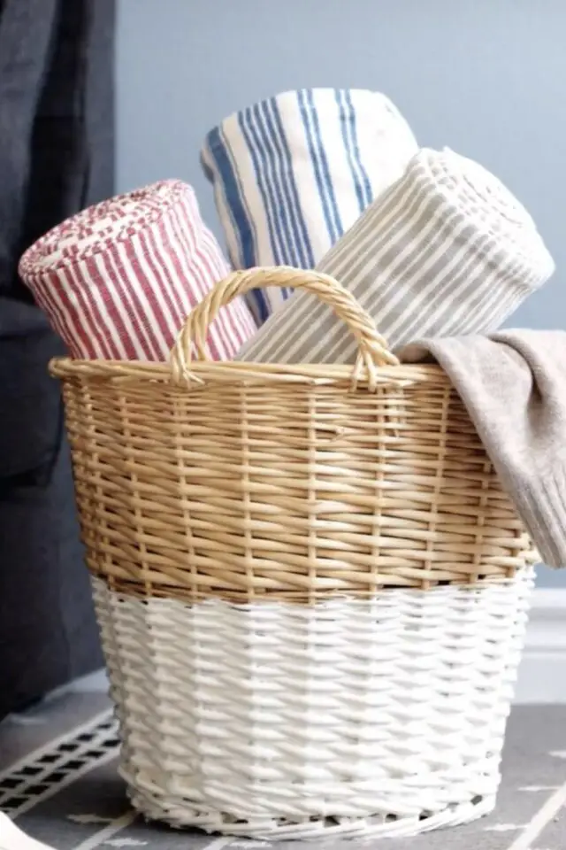 panier en osier peint en partie en blanc inspiration bricolage déco facile à faire panier en osier peint en partie en blanc inspiration bricolage déco facile à faire