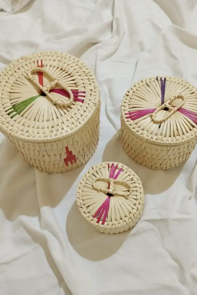 créer touche de couleur sur un panier avec du raphia idée bricolage facile à faire créer touche de couleur sur un panier avec du raphia idée bricolage facile à faire