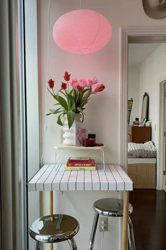 idée déco aesthetic appartement étudiant coin repas tablette carrelage étagère posée bouquet de fleur vase design suspension luminaire papier pas cher ampoule rose idée déco aesthetic appartement étudiant coin repas tablette carrelage étagère posée bouquet de fleur vase design suspension luminaire papier pas cher ampoule rose