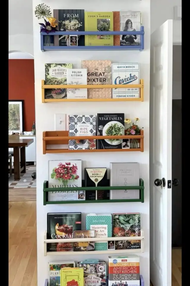 déco appartement étudiant pas cher IKEA hack étagères peintes min bibliothèque pan de mur idée facile à copier déco appartement étudiant pas cher IKEA hack étagères peintes min bibliothèque pan de mur idée facile à copier