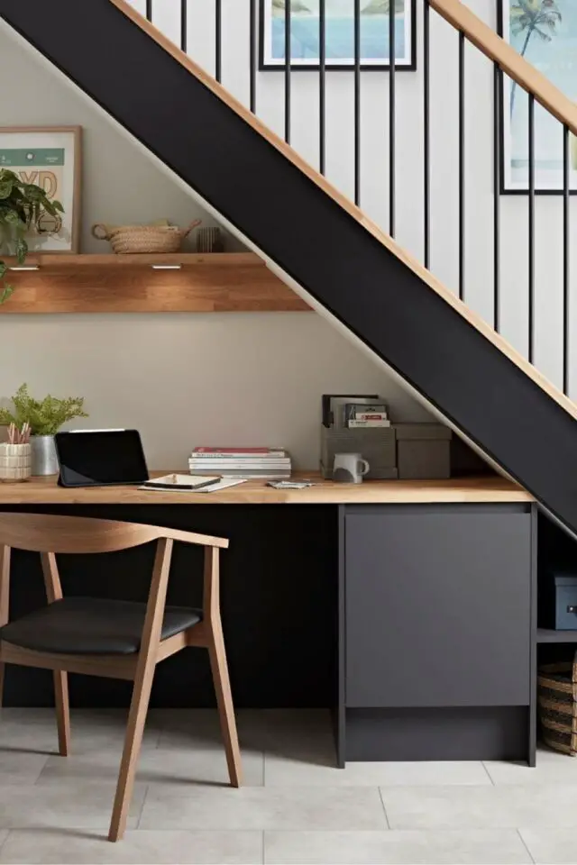 aménagement bureau sous escalier moderne contraste bois et couleur blanc anthracite ambiance épurée mais pas minimaliste aménagement bureau sous escalier moderne contraste bois et couleur blanc anthracite ambiance épurée mais pas minimaliste
