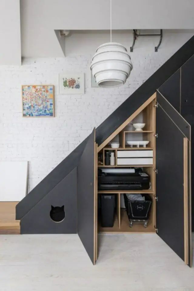 bureau sous escalier fermé avec portes étagères rangement qui ne se voit pas bureau sous escalier fermé avec portes étagères rangement qui ne se voit pas
