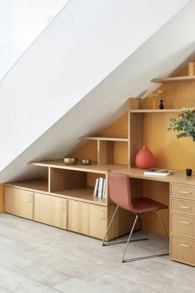 Rangement sous escalier espace bureau à domicile mur jaune meuble sur-mesure en bois caisson avec portes Rangement sous escalier espace bureau à domicile mur jaune meuble sur-mesure en bois caisson avec portes