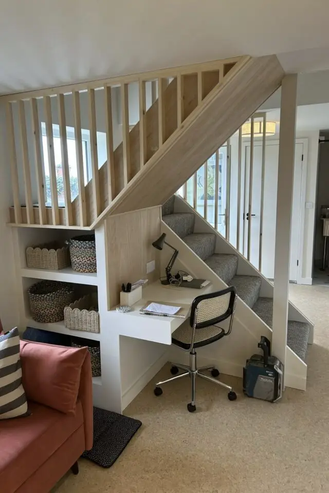 Escalier deux quarts tournant petot bureau dans le salon espace compact optimisation d'espace Escalier deux quarts tournant petot bureau dans le salon espace compact optimisation d'espace