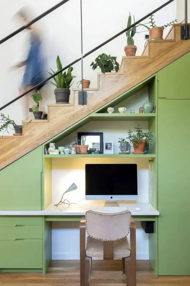 aménagement bureau sous escalier partiellement ouvert meuble coloré vert moderne coup de coeur aménagement bureau sous escalier partiellement ouvert meuble coloré vert moderne coup de coeur