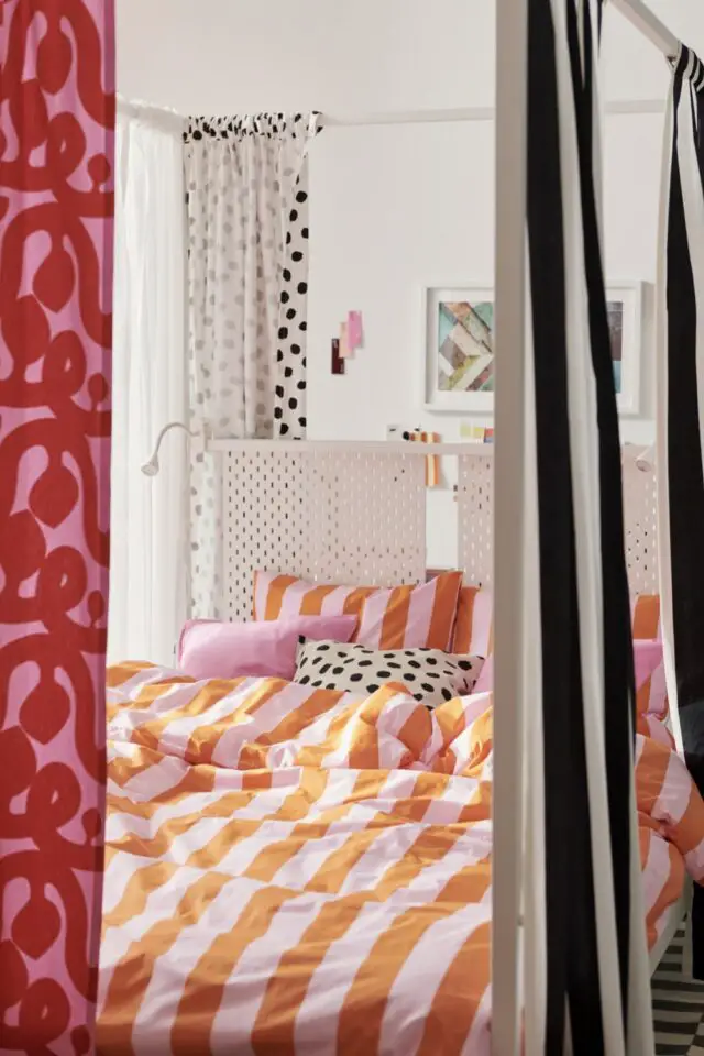 décoration chambre IKEA premier appartement style dopamine decor lit baldaquin blanc avec rideaux motif dépareillés parure de lit rayée rose et orange décoration chambre IKEA premier appartement style dopamine decor lit baldaquin blanc avec rideaux motif dépareillés parure de lit rayée rose et orange
