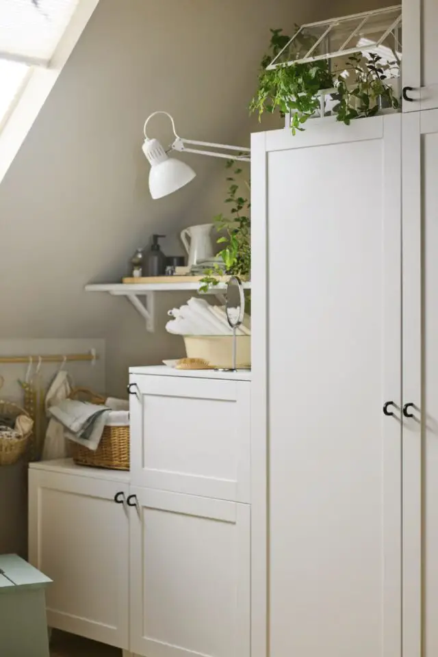 meuble de rangement pour une chambre mansardée IKEA mobilier à composer soi-même déco petite serre plantes vertes lampe bras articulé meuble de rangement pour une chambre mansardée IKEA mobilier à composer soi-même déco petite serre plantes vertes lampe bras articulé