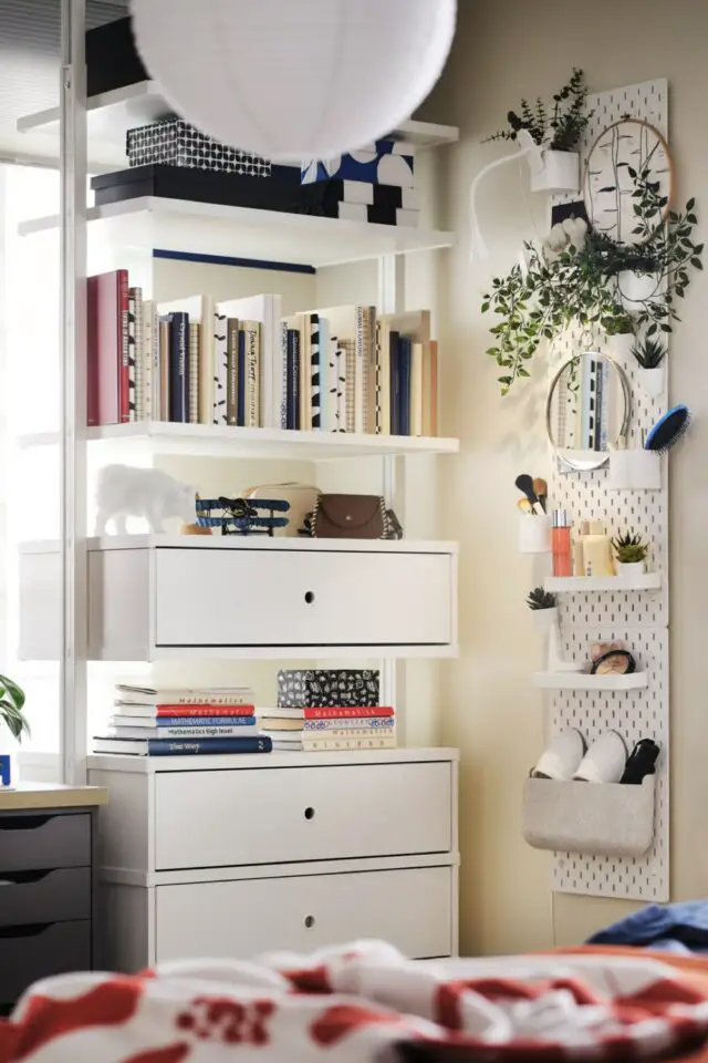 rangement chambre IKEA colonne moderne ouverte avec tablettes et tiroirs gain de place petit espace à aménager pegboard mural blanc rangement chambre IKEA colonne moderne ouverte avec tablettes et tiroirs gain de place petit espace à aménager pegboard mural blanc