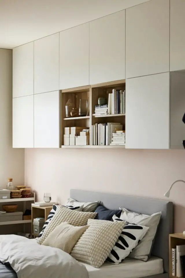 petite chambre adulte IKEA meuble de rangement caisson avec porte et niche au dessus de la tête de lit petite chambre adulte IKEA meuble de rangement caisson avec porte et niche au dessus de la tête de lit