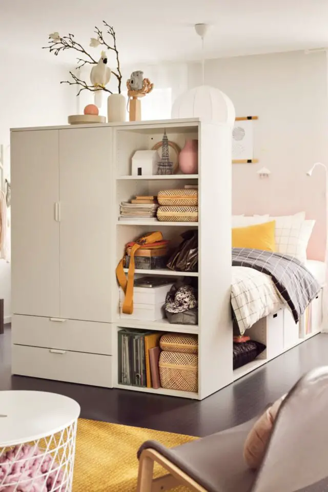 studio étudiant solution IKEA pour aménager l'espace séparer chambre du reste du logement lit tiroir armoire blanc studio étudiant solution IKEA pour aménager l'espace séparer chambre du reste du logement lit tiroir armoire blanc